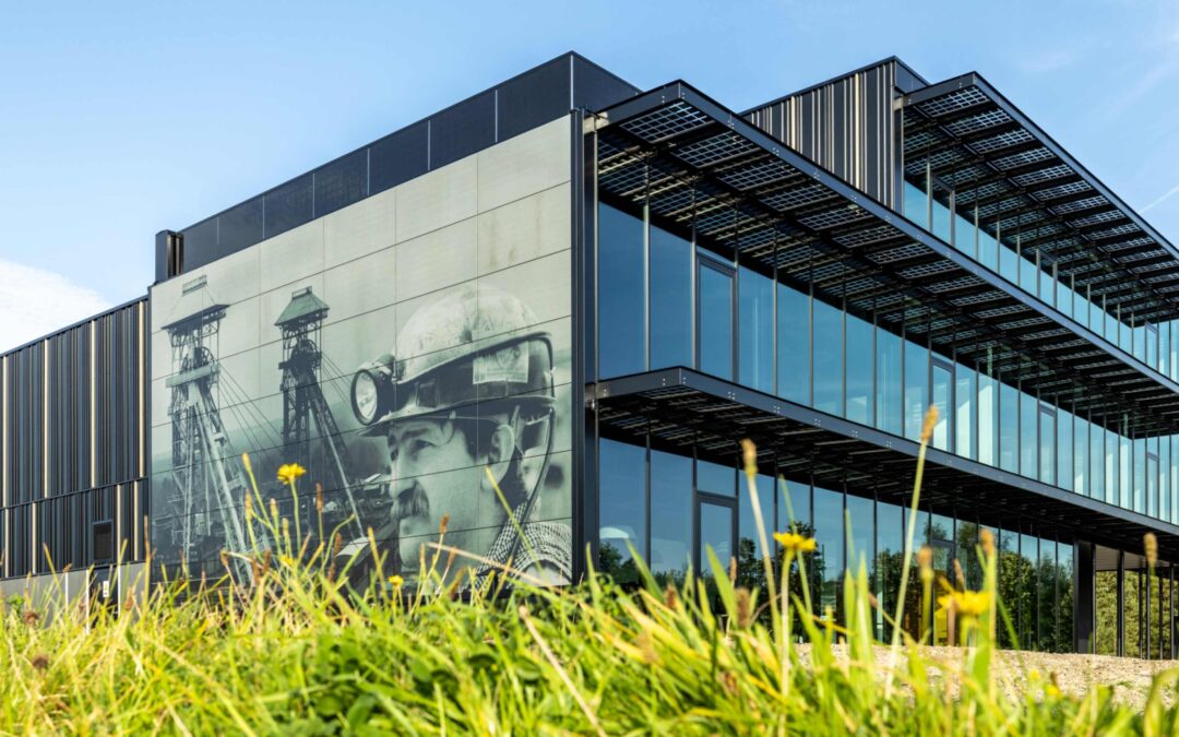 Nieuw HQ van Soltech in Genk, afbeelding van mijnwerker in BIPV panelen